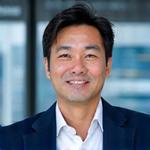 若くて真剣な表情の海洋工学博士のポートレート